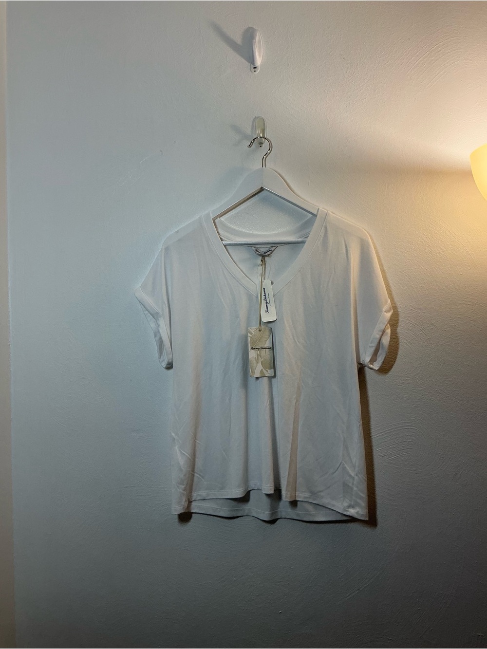 Tommy Bahama White V-Neck Short Sleeve Tee Size Small